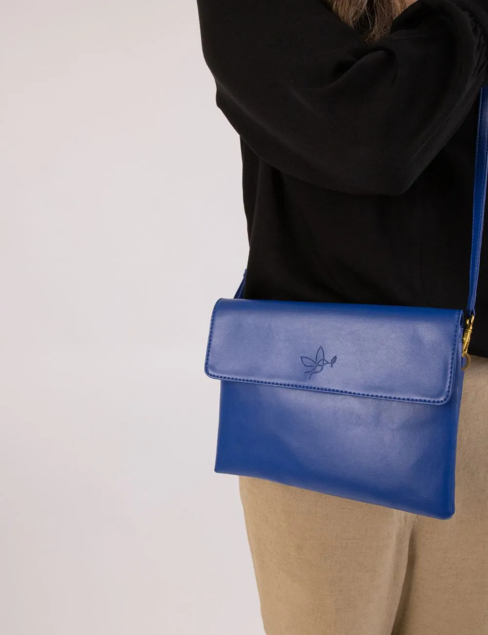 nuuwaï - Vegan Clutch - NIR COBALT BLUE